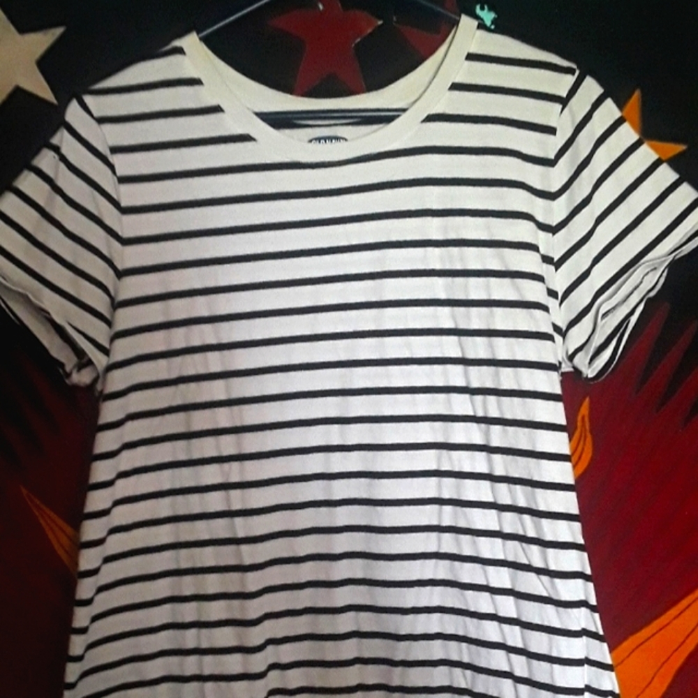 Old Navy Striped Black and White Womens T shirt Good condition Size Large